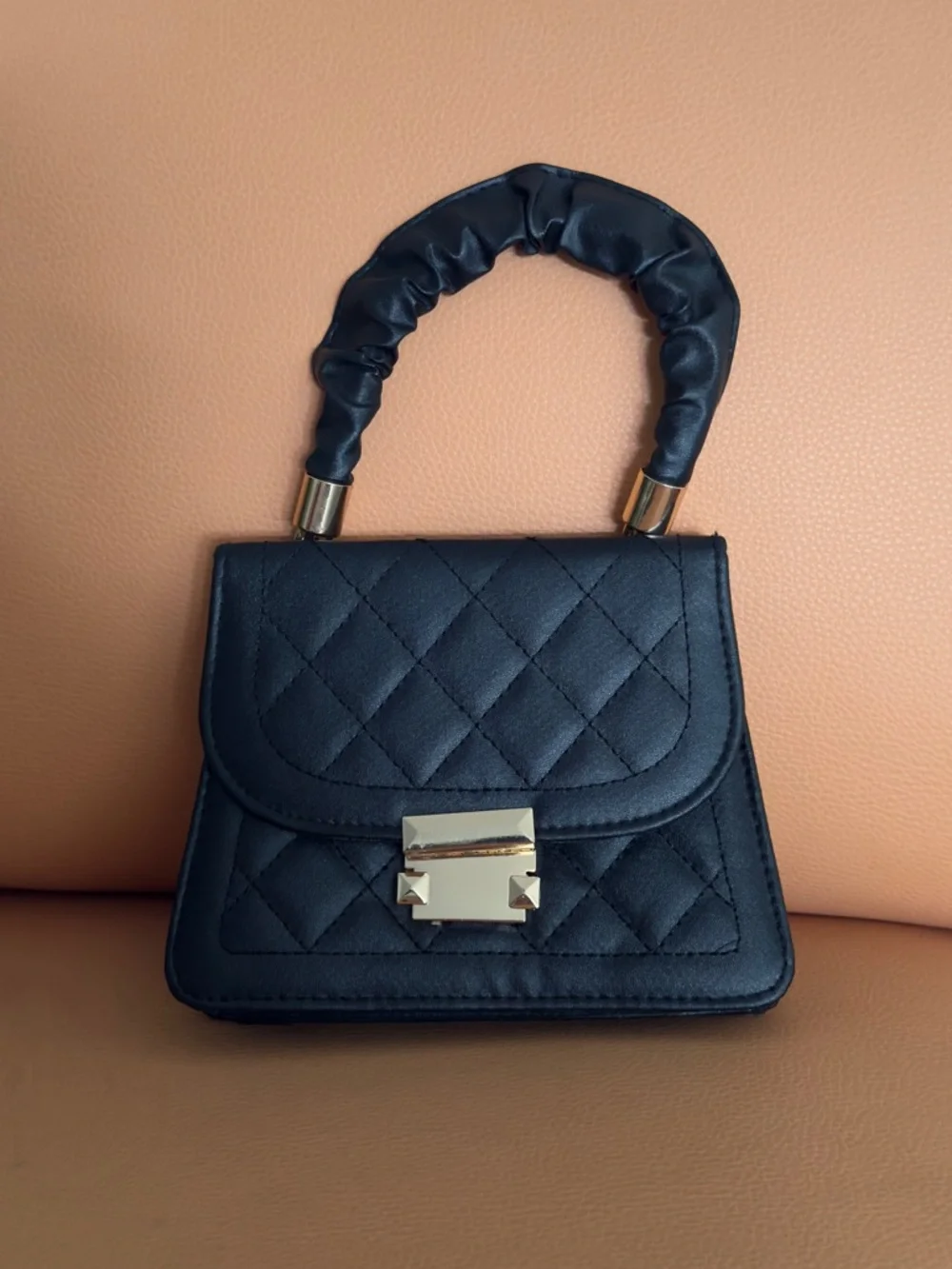 2for$8 Black & White Quilted Top-Handle Women's Bag / Clutch with Gold Hardware - Picture 6 of 9